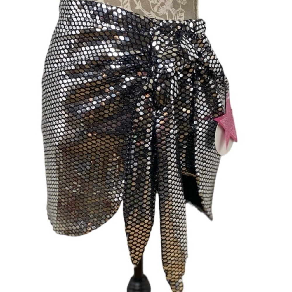 NWT. Milk & Honey Glitzy’ Black Shimmering Mini Skirt. Sz M
